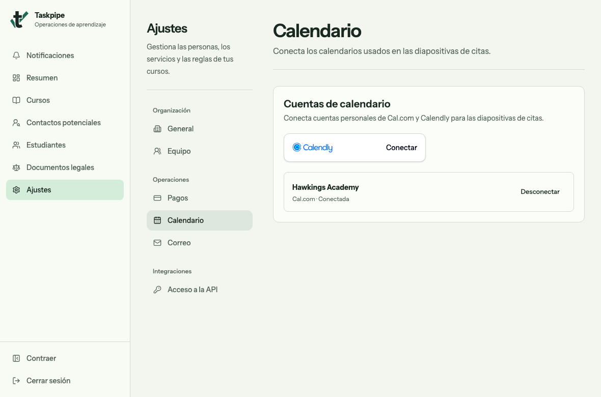 Ajustes de Calendario con una cuenta de Cal.com conectada y la opción de conectar Calendly